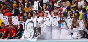مشجعون عرب يدعمون مسعود أوزيل في مباراة ألمانيا ضد إسبانيا (Getty)