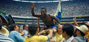 البرازيلي بيليه لحظة احتفاله بتحقيق مونديال المكسيك 1970 (Getty)