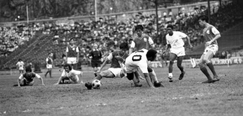 بيليه بقميص سانتوس عام 1972 بملعب هونغ كونغ (Getty)
