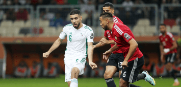 الجزائري أحمد قندوسي (يسار) في مباراة منتخب بلاده ضد ليبيا في افتتاح شان 2022 (Getty) ون ون win win