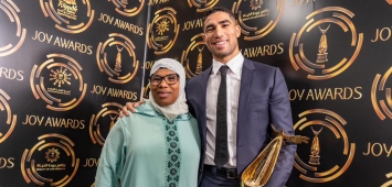 أشرف حكيمي رفقة والدته بعد الفوز بجائزة الرياضي المفضل (EnMaroc/TWITTER) ون ون winwin