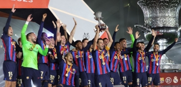 احتفال لاعبي برشلونة بلقب كأس السوبر الإسباني (Getty)