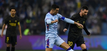 صراع ثنائي على الكرة بين البرتغالي كريستيانو رونالدو والأرجنتيني ليونيل ميسي في كأس موسم الرياض (Getty) ون ون winwin