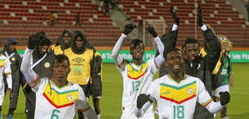 لاعبو منتخب السنغال المحلي يحتفلون بالتأهل إلى نصف نهائي الشان (twitter/caf_online_FR) ون ون winwin