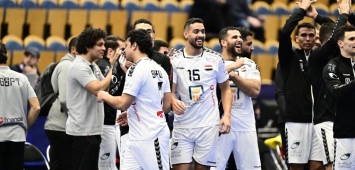 المنتخب المصري يحتفل بالفوز على المغرب في بطولة العالم لكرة اليد (Getty) ون ون winwin