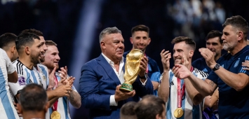 كلاوديو تابيا رئيس الاتحاد الأرجنتيني لكرة القدم يحمل كأس العالم (Getty/غيتي) ون ون winwin