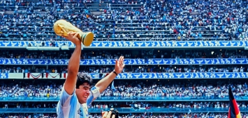 دييغو أرماندو مارادونا يحمل كأس العالم 1986 في نسخة المكسيك (Getty/غيتي) ون ون winwin