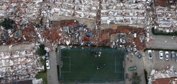منظر جوي لحطام مباني منهارة بمحيط ملعب في تركيا