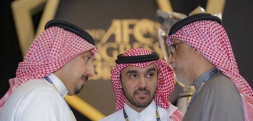 ياسر المسحل رئيس الاتحاد السعودي لكرة القدم (يسار) رفقة وزير الرياضة السعودي (وسط) ورئيس الاتحاد الآسيوي لكرة القدم (twitter/saudiFF)
