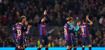 تحية لاعبي برشلونة للجماهير في لقاء مانشستر يونايتد (Getty)