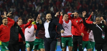 نجوم المغرب بقيادة المدرب وليد الركراكي يحتفلون بالفوز التاريخي على البرازيل (Getty) ون ون winwin
