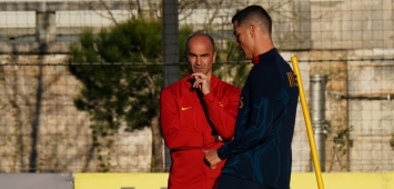 المدرب روبيرتو مارتينيز يراقب نجمه كريستيانو رونالدو في تدريبات البرتغال (Getty) وين وين winwin