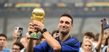 ليونيل سكالوني يحمل كأس العالم 2022 (Getty) ون ون winwin