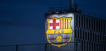 شعار برشلونة على جدار مدينة خوان غامبر الرياضية التابعة للنادي الكتالوني (Getty) ون ون winwin