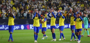 من احتفال لاعبي النصر السعودي مع جماهيرهم بعد الفوز أمام الباطن (twitter/ AlNassrFC) ون ون winwin