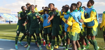 نجوم السنغال يحتفلون بالتأهل إلى نهائي كأس أفريقيا للشباب (CAF_Online/Twitter) 