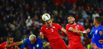 التونسي منتصر الطالبي يلعب الكرة برأسه خلال مباراة بلاده أمام البرازيل (Getty/غيتي) ون ون winwin