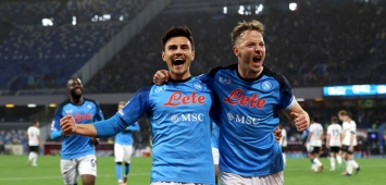 لاعبو نابولي يحتفلون بالفوز أتلانتا في الدوري الإيطالي 2022-23 ون ون winwin