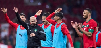 وليد الركراكي ونجوم المنتخب المغربي يبعثون التحية إلى الجماهير بعد التعادل أمام بيرو (Getty) ون ون winwin