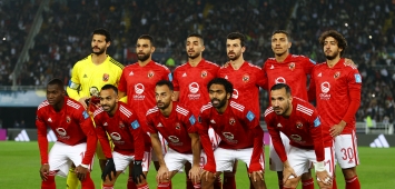 لاعبو نادي الأهلي يقفون لالتقاط صورة للفريق قبل مباراة نصف نهائي كأس العالم للأندية المغرب 2022 