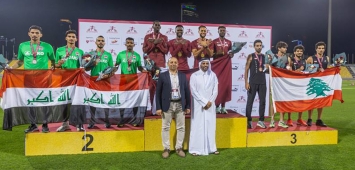 نجوم من المنتخب القطري لألعاب القوى على منصة التتويج (twitter/QNA_Sports)
