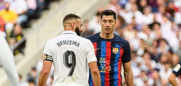 هداف برشلونة روبرت ليفاندوفسكي وقائد ريال مدريد كريم بنزيما في آخر مواجهة بينهما لحساب الكلاسيكو (Getty) وين وين winwin