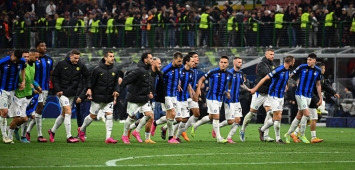 لاعبو إنتر ميلان الإيطالي يقدمون التحية للجماهير بعد الفوز بثنائية نظيفة على ميلان في دوري أبطال أوروبا (Getty) ون ون winwin