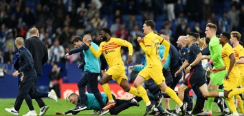 لاعبو برشلونة يهربون من الملعب بعد اقتحام جماهير إسبانيول لأرضية الملعب