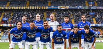 لاعبو سامبدوريا يقفون لالتقاط صورة للفريق قبل انطلاق مباراة الدوري الإيطالي (Getty)