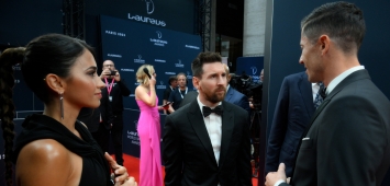 ليونيل ميسي وروبرت ليفاندوفيسكي (Getty) Lionel Messi speaks with Robert Lewandowski وين وين winwin 