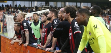 لاعبو ميلان ينصتون لعتاب جماهيرهم في حالة انكسار بعد السقوط المدوي في ملعب سبيتسيا (Getty) وين وين winwin