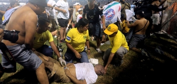 محاولات لإنقاذ مشجع تعرض للإغماء نتيجة التدافع في ملعب السلفادور (Getty) ون ون winwin 
