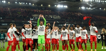 لاعبو فرانكفورت يحتفلون بالمرور لتنشيط نهائي كأس ألمانيا على حساب شتوتغارت(Getty)