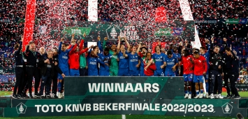 لحظة تتويج أيندهوفن بكأس هولندا موسم 2022/23 (Getty)