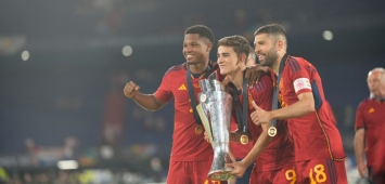 ثلاثي المنتخب الإسباني جوردي ألبا وغافي وأنسو فاتي مع لقب دوري الأمم الأوروبية (Getty)