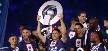 المغربي أشرف حكيمي يحتفل بحصد لقب الدوري الفرنسي مع باريس سان جيرمان هذا الموسم (Getty) ون ون winwin