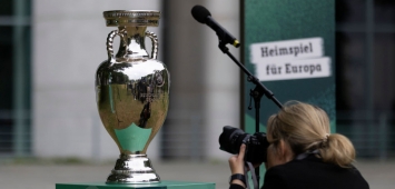 مجسّم لقب كأس أمم أوروبا لكرة القدم (Getty) وين وين winwin