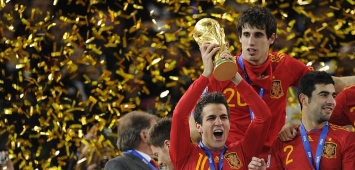 أرشيفية - احتفال سيسك فابريغاس بلقب كأس العالم 2010 مع إسبانيا (Getty)