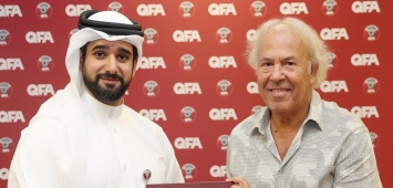 البرتغالي إليديو فالي رفقة منصور محمد الأنصاري الأمين العام للاتحاد القطري لكرة القدم ون ون winwin (twitter/QFA)