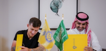 لحظة توقيع إدارة النصر السعودي مع اللاعب البرتغالي أوتافيو (twitter/ AlNassrFC) ون ون winwin 