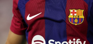 قميص نادي برشلونة الإسباني (Getty)