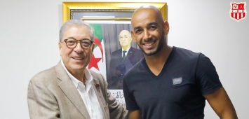 عز الدين دوخة مع رئيس شباب بلوزداد بعد التوقيع على عقد انضمامه في صيف 2022(Facebook/CR Belouizdad)