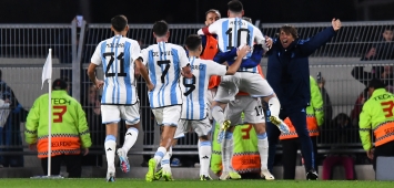 فرحة لاعبي المنتخب الأرجنتيني بعد تسجيل ميسي هدف في مرمى الإكوادور