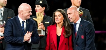 جياني إنفانتينو (يسار) والملكة ليتيزيا ملكة إسبانيا، بجانب رئيس الاتحاد الإسباني لكرة القدم لويس روبياليس (Getty)