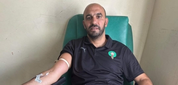 وليد الركراكي يتقدم لاعبي المغرب في الانخراط بحملة التبرع بالدم(Facebook/Walid Regragui ) 