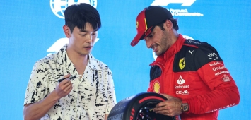 الإسباني كارلوس ساينز سائق فيراري يحتفل بفوزه بجائزة سنغافورة الكبرى(Getty)