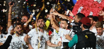 لاعبو منتخب العراق خلال احتفالهم بالفوز ببطولة كأس الخليج 25 ضد عمان يناير 2023 (Getty)