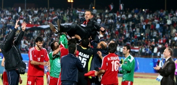 الصورة من احتفال اللاعبين بالمدير الفني حسام السيد حين فاز منتخب سوريا بلقب كأس الاتحاد الآسيوي (Getty)