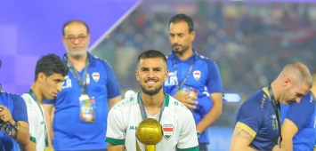 حسين علي مدافع منتخب العراق يرفع كأس ملك تايلاند (Facebook/IFA)