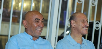 عدنان درجال رئيس الاتحاد العراقي لكرة القدم (يمينًا) وكامل زغير رئيس نادي الحسين (FACEBOOK / IFA)